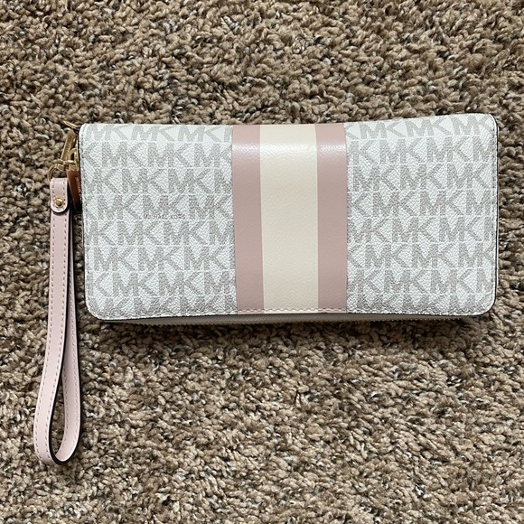 Michael Kors wristlet wallet - Picture 2 of 11